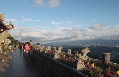 Located high in the hills, Bishanyan Kaizhang Shengwang Temple has great views over the Taipei Basin; starting out as a small, simple structure, today’s temple is grandiose, and has become a favorite weekend sightseeing spot with Taipei folk